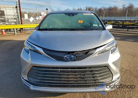 2021 Toyota Sienna Xle z USA, uszkodzony, nr VIN 5TDYRKEC1MS021255